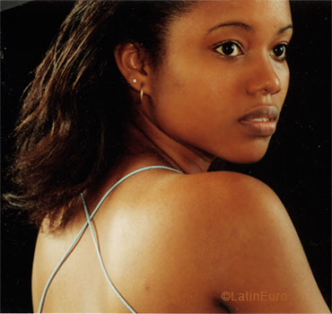 Date this nice looking Ivory Coast girl Emy from Abidjan A9717