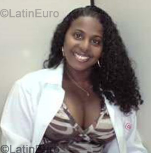 Date this nice looking Brazil girl Ilzalee from Sao Jose Dos Pinhais B-172