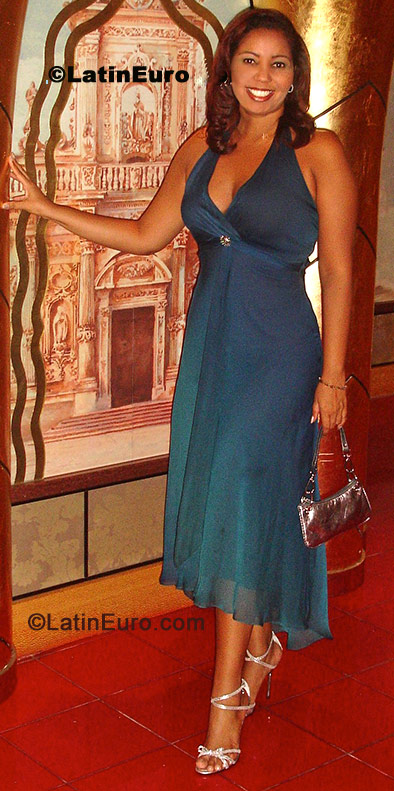 Date this good-looking Brazil girl Ellen from Vitoria B-68