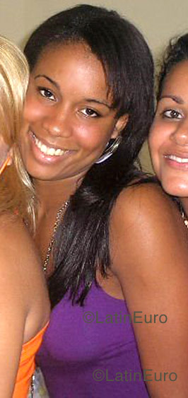 Date this happy Brazil girl Caroline from Rio de Janeiro B1158