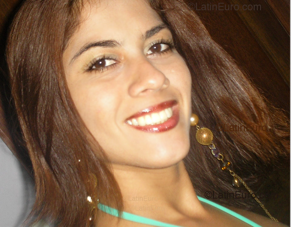 Date this nice looking Brazil girl Luanna from Belem B1714