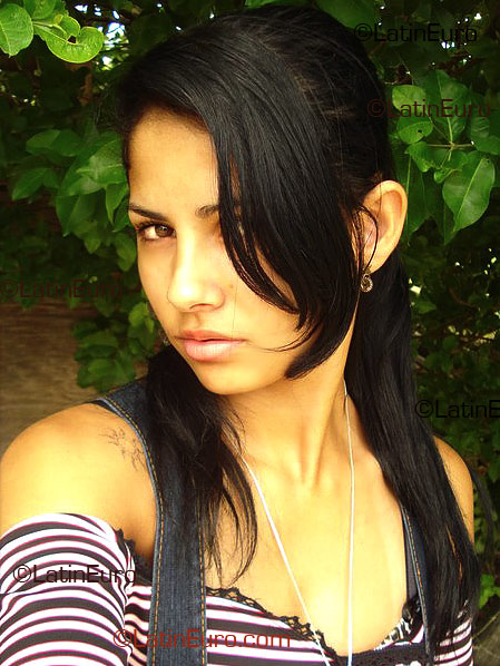 Date this pretty Brazil girl Artemisa from Aracruz B1881