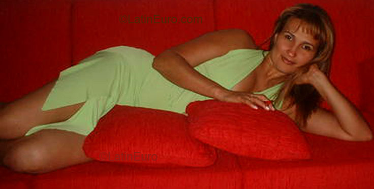 Date this nice looking Brazil girl Mirian Cristina from Curitiba B2087