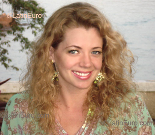 Date this beautiful Brazil girl Thaiz from SAO PAULO B2342