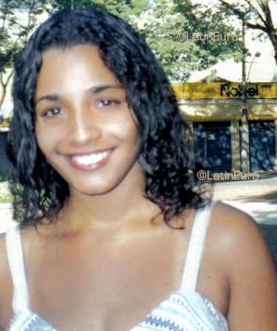 Date this foxy Brazil girl Quecia from RIO DE JANEIRO B3504