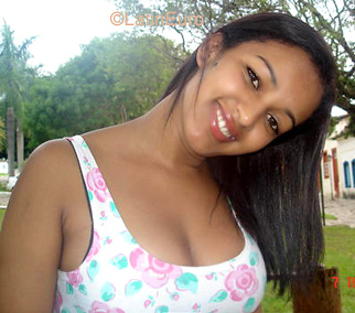 Date this pretty Brazil girl Viviane from GOIANIA B3657