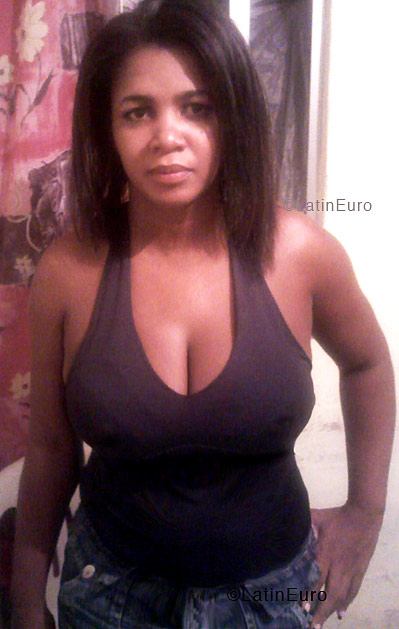 Date this foxy Brazil girl Paula from SALVADOR B3847