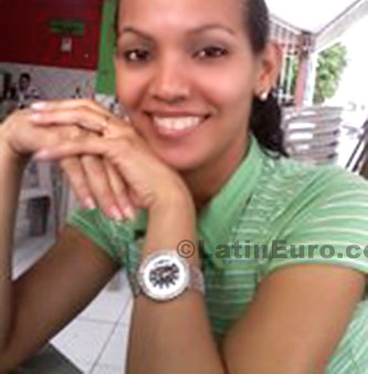 Date this happy Brazil girl Fernanda from Brazlandia B408