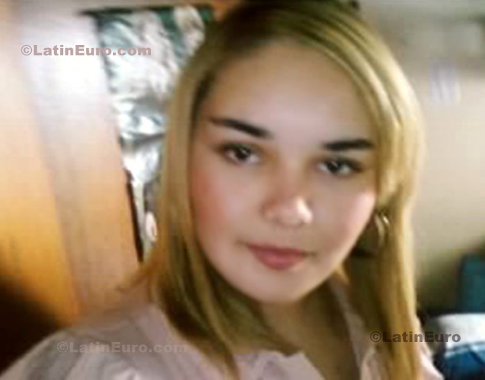 Date this nice looking Brazil girl Cintia from Brasilia B543