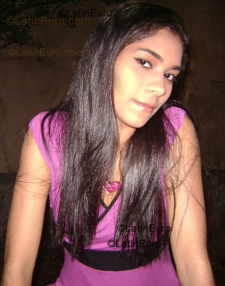Date this sensual Brazil girl Vanessa from Salvador B990