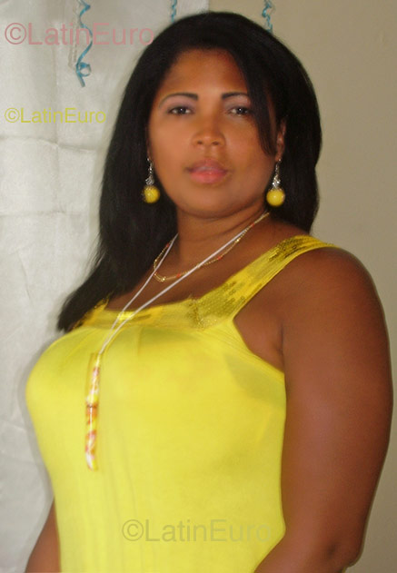 Date this foxy Dominican Republic girl Jhureily from Barahona N-242