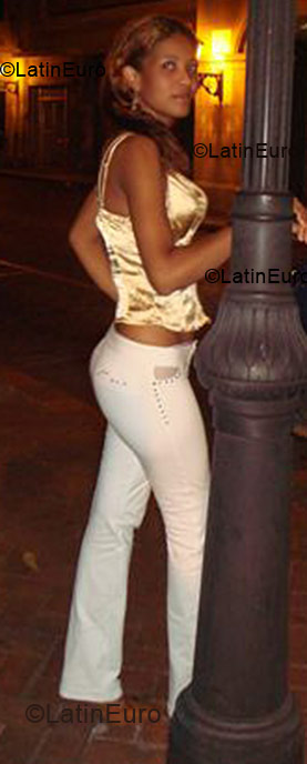 Date this hot Dominican Republic girl Damari from Santo Domingo N-32