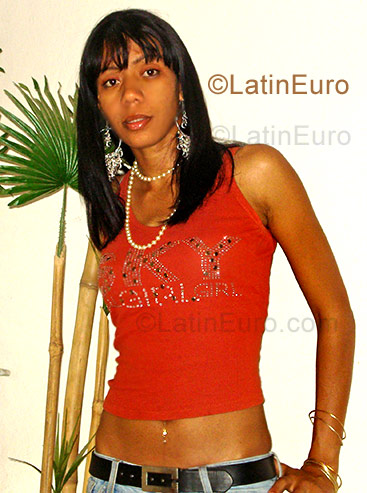 Date this sultry Dominican Republic girl Nuris from Santiago N-371