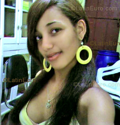 Date this sensual Dominican Republic girl Lilian from Barahona N-398