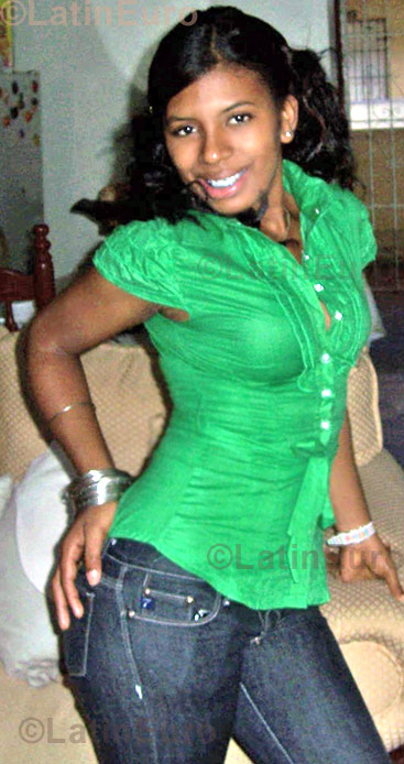 Date this attractive Dominican Republic girl Indiana from Santo Domingo N-528