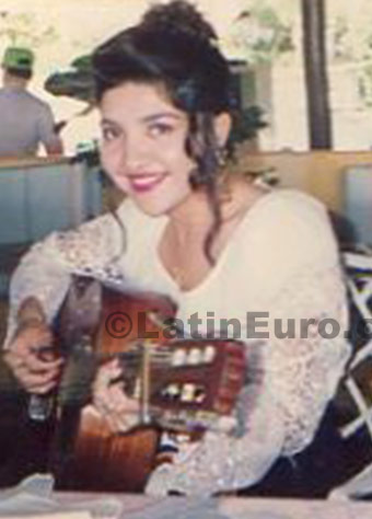 Date this charming Any Country girl Gladys from Cancun N-824