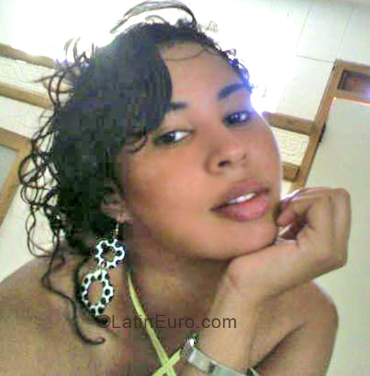 Date this happy Dominican Republic girl Diana Maria from Cotui DO120