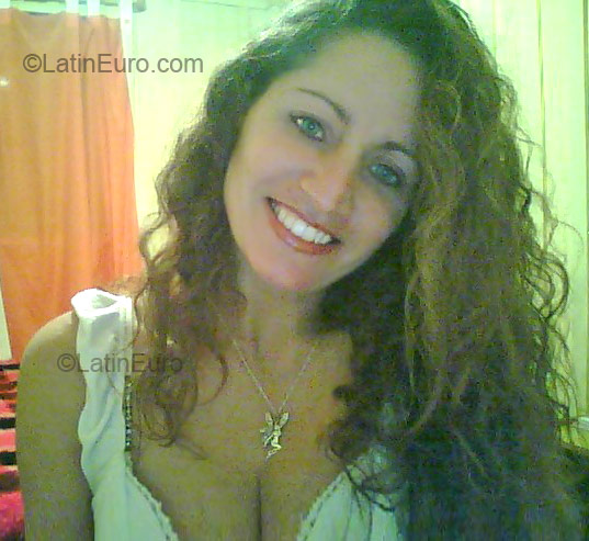 Date this voluptuous Brazil girl Aline from Sao Jose Dos Pinhais BR371