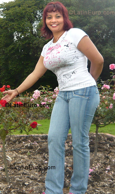 Date this funny Colombia girl Nubeluz from Bogota CO409