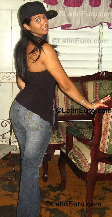 Date this nice looking Dominican Republic girl Giselle from Santiago DO571