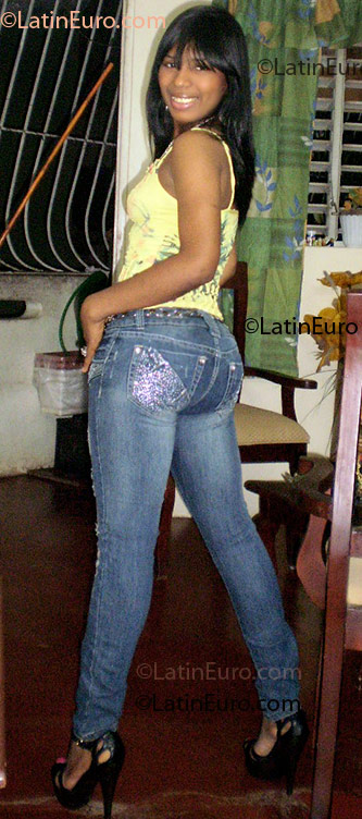 Date this happy Dominican Republic girl Indiana from Santo Dominigo DO900