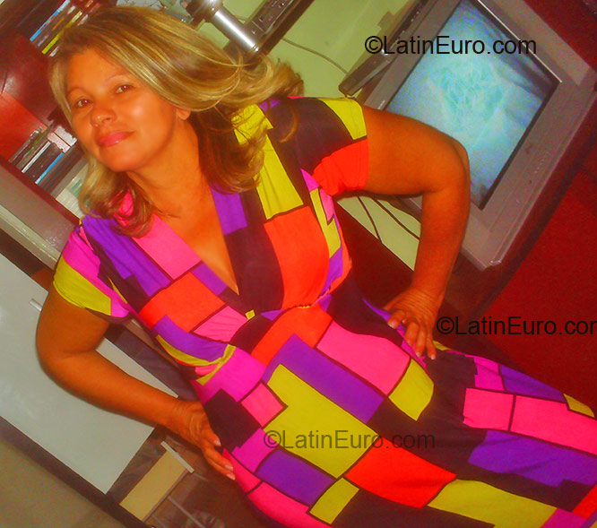 Date this nice looking Brazil girl Aldemira from Brasilia BR1139