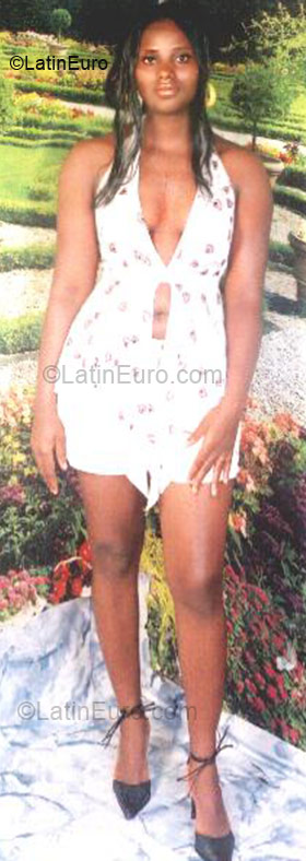 Date this nice looking Cameroon girl Carine from Yaounde CM18