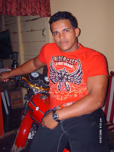 Date this happy Dominican Republic man JHOAN from Santiago DO2155