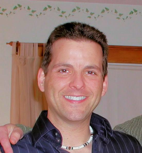 Date this happy United States man Lee from Fresno US4619