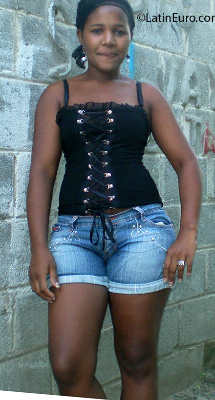 Date this good-looking Dominican Republic girl Monica from Santo Domingo DO3410