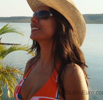 Date this good-looking Brazil girl Mari from Brasilia BR5964