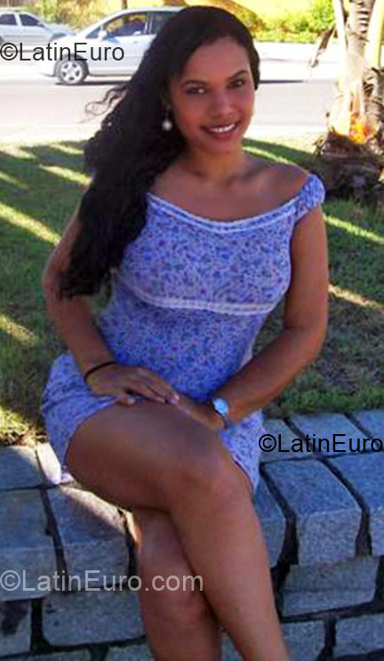 Date this charming Brazil girl Nanda from Salvador BR3115