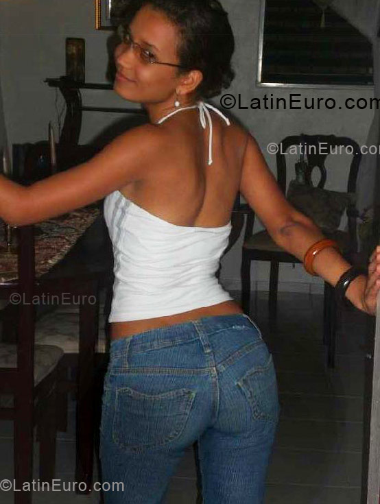 Date this athletic Dominican Republic girl Maria from Santo Domingo DO4535