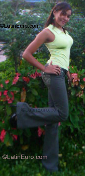 Date this nice looking Dominican Republic girl Rosa Iris from Santo Domingo DO4701