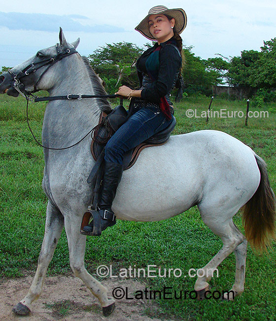 Date this sensual Colombia girl Praxedes from Cartagena CO4563