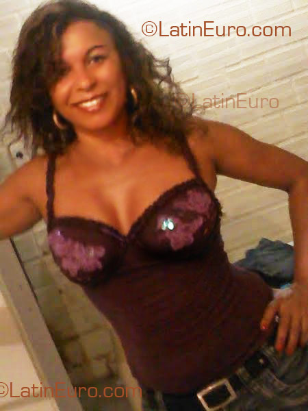 Date this hard body Brazil girl Valdenice from Petrolina BR3513