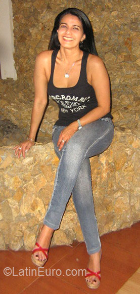 Date this nice looking Colombia girl Natalia from Cali CO6087