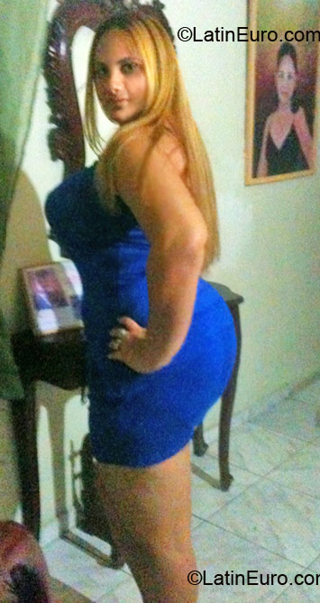 Date this foxy Dominican Republic girl Seneida from Santiago DO6496