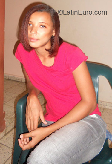 Date this nice looking Dominican Republic girl Anais sanchez from Barahona DO6747