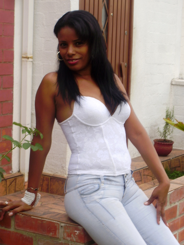 Date this attractive Colombia girl Floresita from Colombia US9064