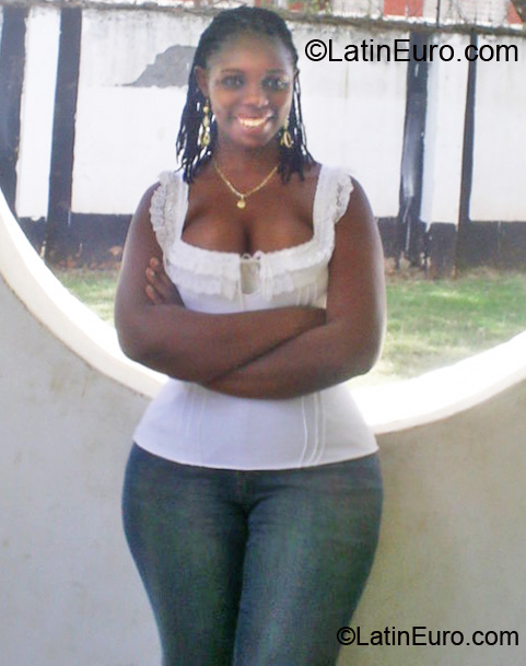 Date this tall Kenya girl Lovie from Nairobi KE28