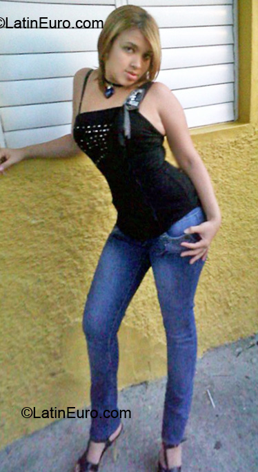 Date this gorgeous Dominican Republic girl Danelkis from Santiago DO7215