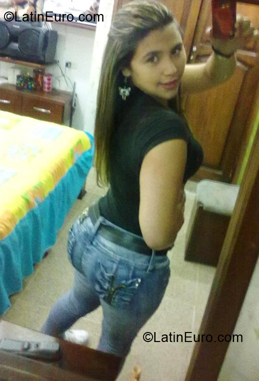 Date this happy Colombia girl YENIFER from Medellin CO6963