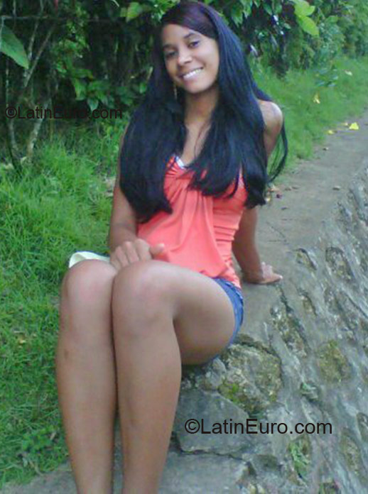 Date this happy Dominican Republic girl Abigail from Saman DO7701