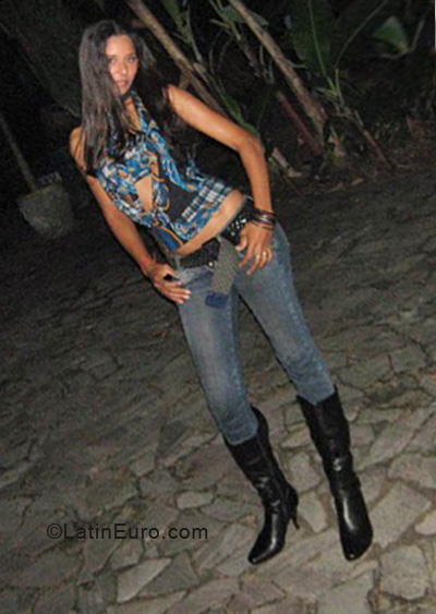 Date this happy Brazil girl Paula from Porto Seguro BR5800