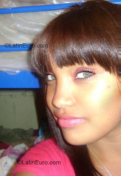 Date this attractive Dominican Republic girl Sterling from La Vega DO8692