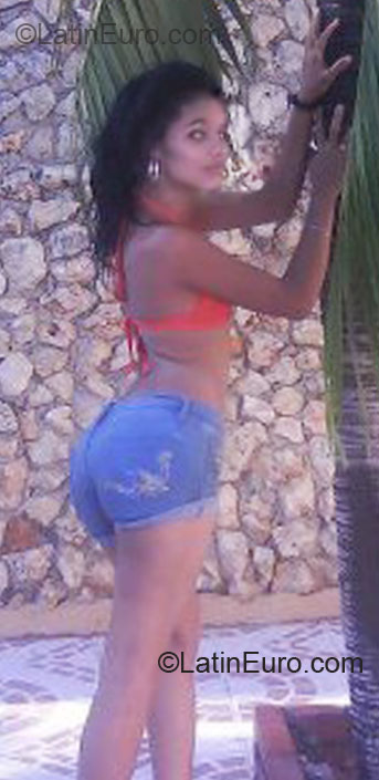 Date this nice looking Dominican Republic girl Luisa Maria from Santo Domingo DO8812