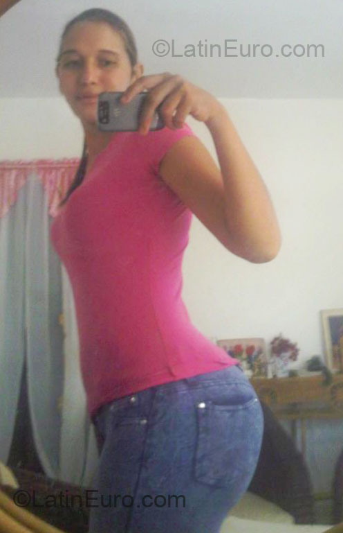 Date this young Dominican Republic girl Leonela from Santo Domingo DO8864