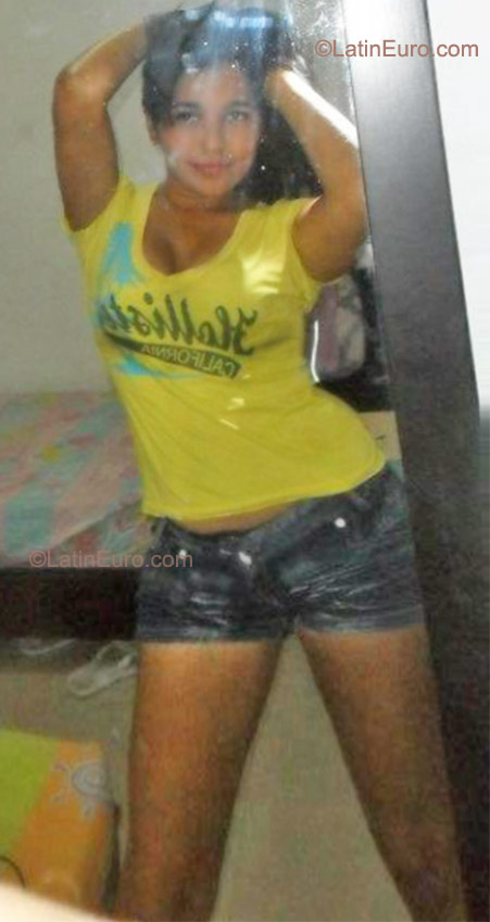 Date this charming Colombia girl Yesenia from Barranquilla CO8032