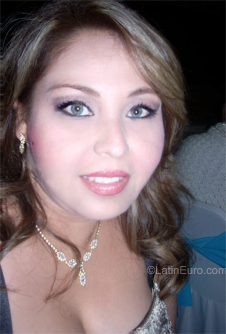 Date this voluptuous Mexico girl Aracely from Los Mochis MX436